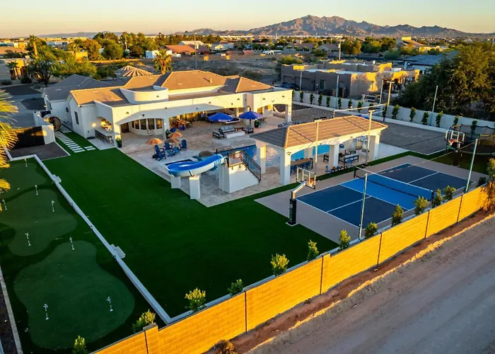Holiday home The Grand Oasis - Resort-style Retreat W Sauna Cold Plunge Mini Golf Volleyball