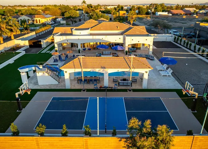 The Grand Oasis - Resort-style Retreat W Sauna Cold Plunge Mini Golf Volleyball