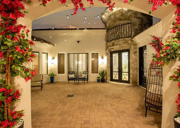 Holiday home The Grand Oasis - Resort-style Retreat W Sauna Cold Plunge Mini Golf Volleyball