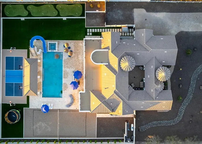The Grand Oasis - Resort-style Retreat W Sauna Cold Plunge Mini Golf Volleyball Holiday home