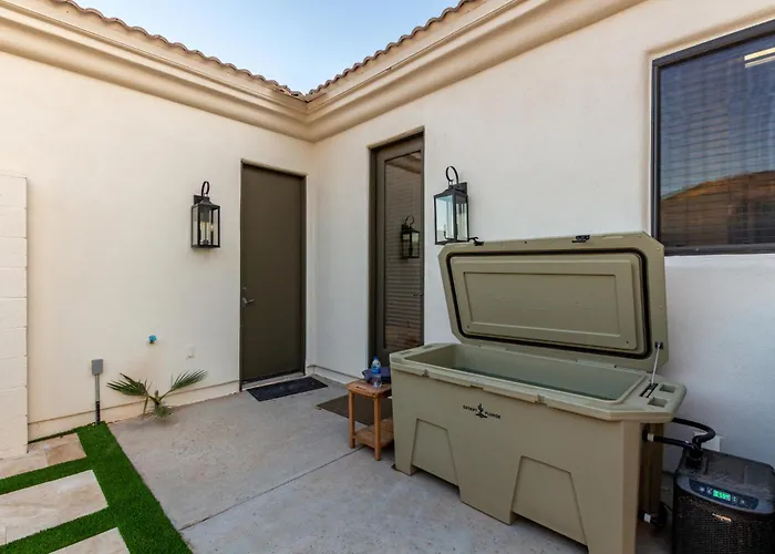 Holiday home The Grand Oasis - Resort-style Retreat W Sauna Cold Plunge Mini Golf Volleyball