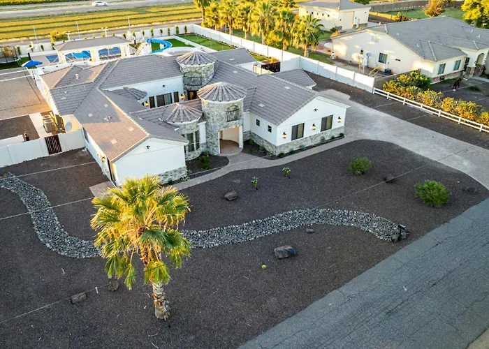 The Grand Oasis - Resort-style Retreat W Sauna Cold Plunge Mini Golf Volleyball *