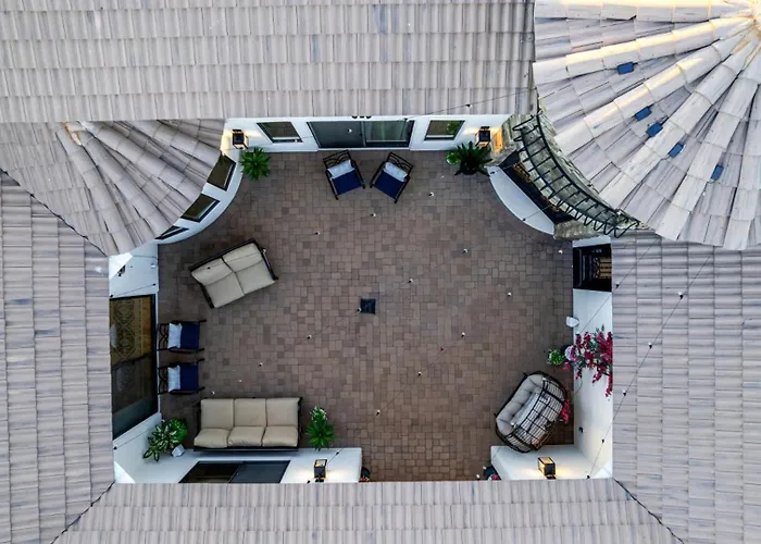 Holiday home The Grand Oasis - Resort-style Retreat W Sauna Cold Plunge Mini Golf Volleyball *