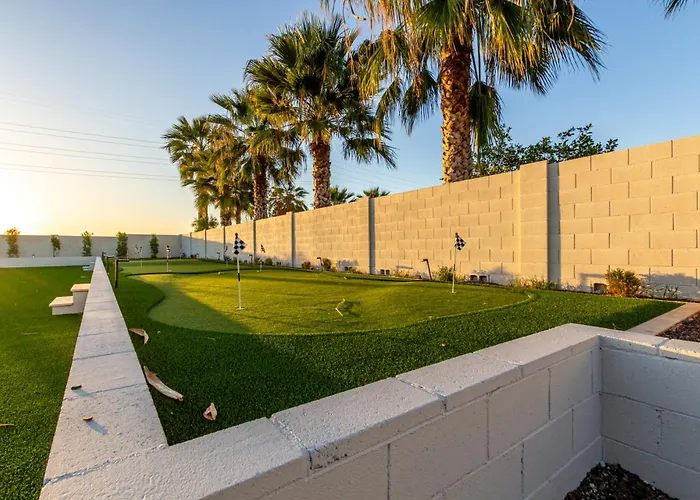 Holiday home The Grand Oasis - Resort-style Retreat W Sauna Cold Plunge Mini Golf Volleyball *