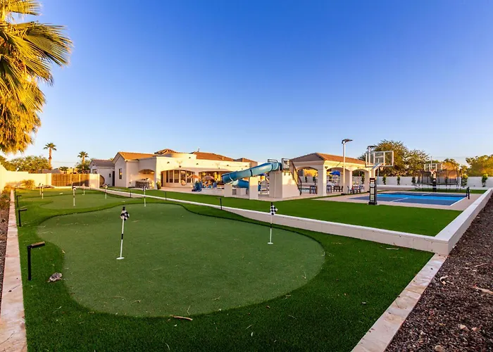 Holiday home The Grand Oasis - Resort-style Retreat W Sauna Cold Plunge Mini Golf Volleyball *