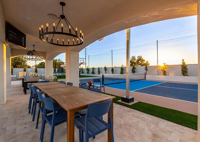 Holiday home The Grand Oasis - Resort-style Retreat W Sauna Cold Plunge Mini Golf Volleyball