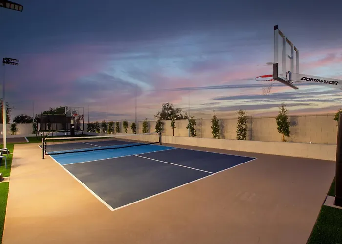 Holiday home The Grand Oasis - Resort-style Retreat W Sauna Cold Plunge Mini Golf Volleyball Goodyear