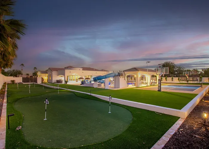 Holiday home The Grand Oasis - Resort-style Retreat W Sauna Cold Plunge Mini Golf Volleyball Goodyear