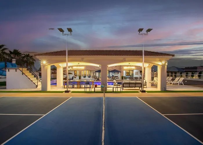 Holiday home The Grand Oasis - Resort-style Retreat W Sauna Cold Plunge Mini Golf Volleyball Goodyear